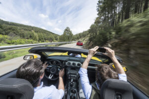 Imagem destacada do blog com homem dirigindo um carro moderno